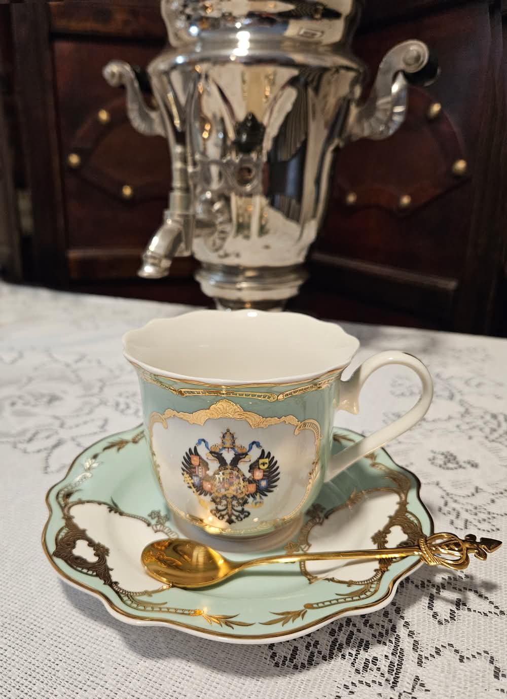 Porcelain bearing the pontifical eagle beside a traditional Russian samovar